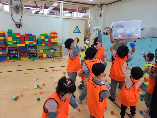 사진=지동초등학교병설유치원 어린이들이 어린이날 기념행사에 참여하고 있다.