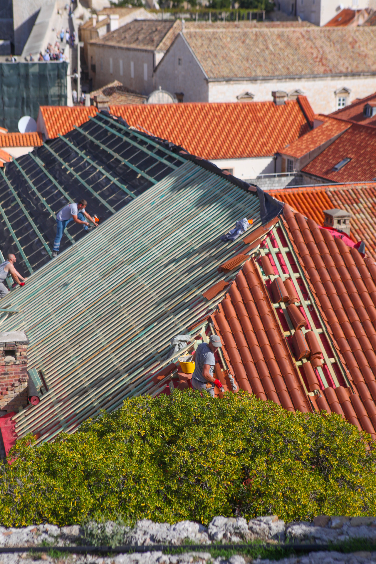 두브로브니크 지붕 색깔은 법적으로 정해져있다고 한다. 빨간색의 명도를 통해 집이 얼마나 오래됐는지 가늠해볼 수 있다.