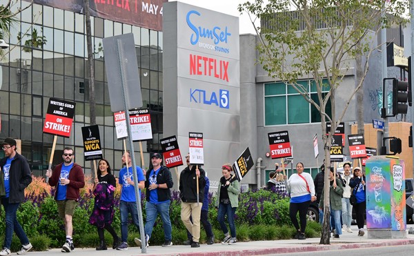 사진=시위 4일째 WGA 작가들이 넷플릭스 건물 앞에서 시위를 하고 있다./AFP, 연합뉴스 제공