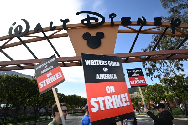 사진=파업 2일째 작가들이 디즈니 스튜디오 밖에서 시위를 하고 있다./AFP, 연합뉴스 제공