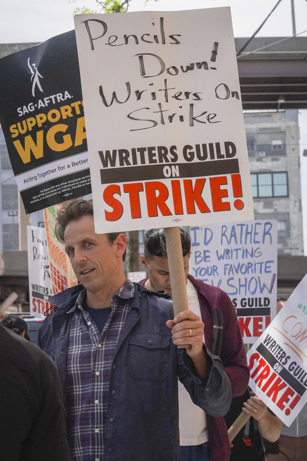 사진='레이트 나이트(NBC)'의 진행자 세스 마이어스가 파업 시위에 동참하고 있다./AP, 연합뉴스 제공