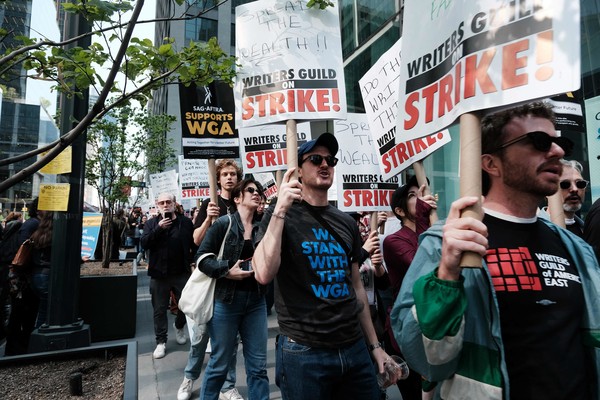 사진=뉴욕에서도 파업 시위를 하고 있다./AFP, 연합뉴스 제공