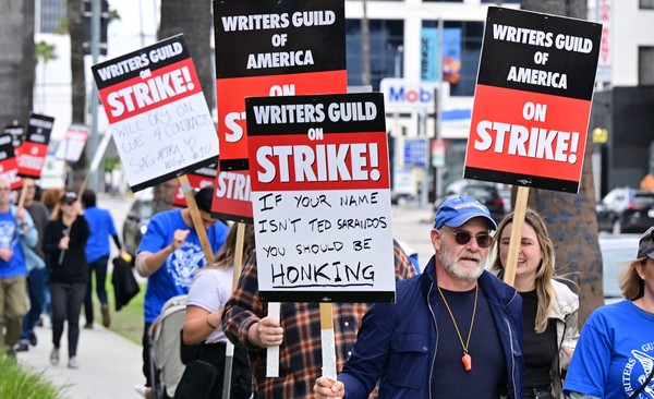 사진=파업 4일째 작가들이 넷플릭스 앞을 지나가며 시위하고 있다./AFP, 연합뉴스 제공
