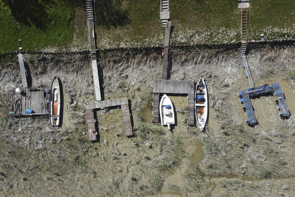 사진=이탈리아의 토리첼라 포 강에 있는 말라버린 조선소에 배가 놓여져 있다./AP, 연합뉴스 제공