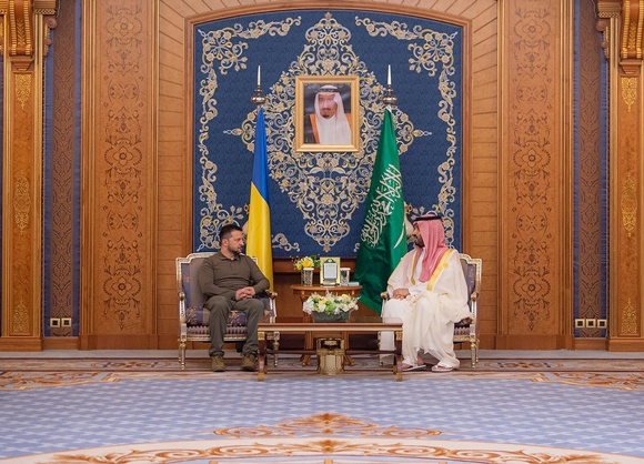 사진 = 아랍 연맹 정상회의가 열린 사우디아라비아를 찾아 모하메드 빈 살만 왕세자와 이야기를 나누는 젤렌스키 대통령의 모습 / UPI / 연합뉴스