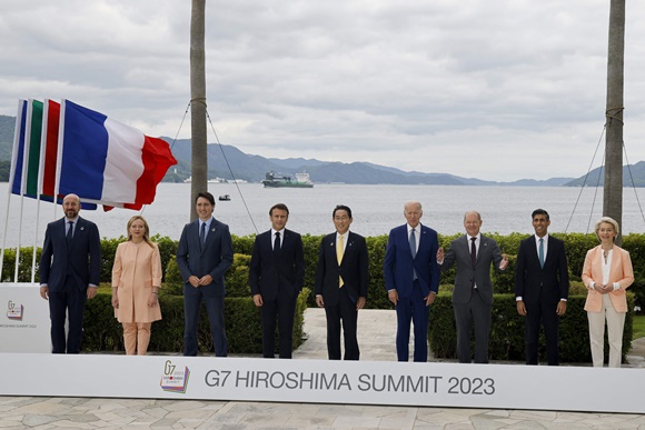 사진 = 주요 7개국(G7) 정상회의가 열리고 있는 일본 히로시마에서 각국 정상들이 20일 기념촬영에 응하고 있다 / AFP / 연합뉴스