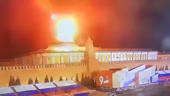 사진 = 크렘린궁 상공에서 드론이 폭발하는 모습 / UPI / 연합뉴스