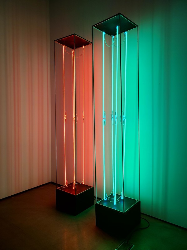 강국진, 〈시각I,II〉, 1968, 네온 조명, 스테인리스 스틸, 280×46×46cm(2) 국립현대미술관 소장