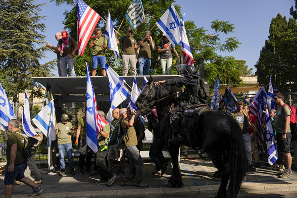 사진=정부의 사법 정비에 반대하는 예비역 군인들이 네타냐후 총리 사저 앞에서 시위하고 있다./AP, 연합뉴스 제공