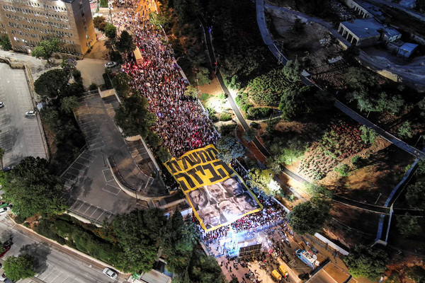 사진=시위대가 의회 앞에서 시위를 하고 있다./로이터, 연합뉴스 제공