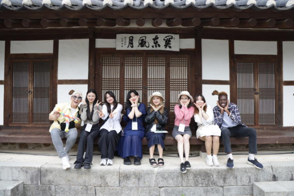 5월 21일 ‘2023 아우르기’ 단원들이 강릉 선교장에서 한국 전통가옥을 구경하고 기념촬영을 하고 있다.