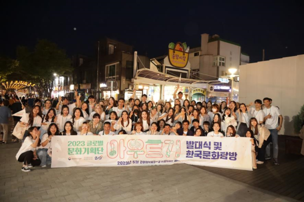 5월 20일 ‘2023 아우르기’ 단원들이 강릉중앙시장에서 한국 전통시장 탐방을 기념해 단체사진을 촬영하고 있다.