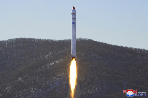 사진 = 지난해 12월 북한이 공개한 '정찰위성 중요시험' 장면 / 조선중앙통신