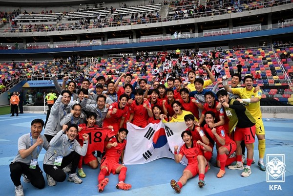 사진 = 대한민국 U-20 대표팀이 4강 진출의 기쁨을 만끽하고 있다. / 대한축구협회 제공