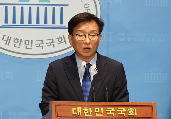 사진=천안함 함장 비난 발언 관련 공식 사과하는 권칠승/연합뉴스 제공