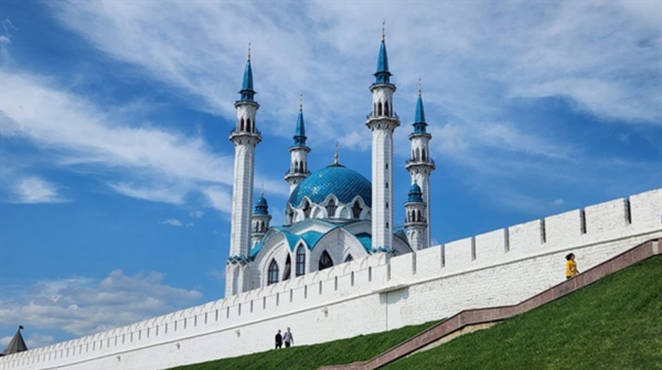사진=쿨 샤리프 모스크 (Qul Sharif Mosque) 튀르키예와 타타르스탄의 합작으로 건설하여 2005년 완공된 모스크로 터키풍의푸른 이즈닉 타일의 특징이다. 