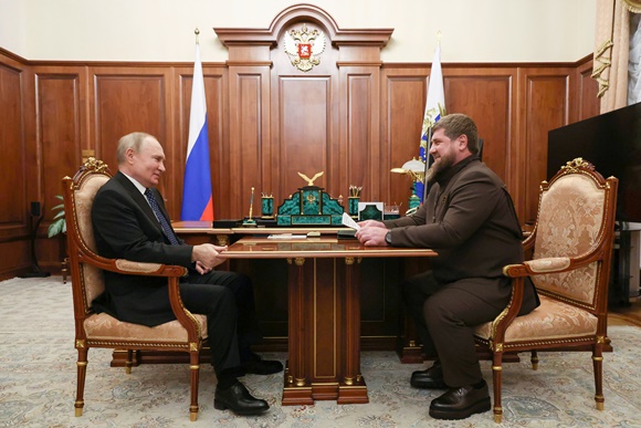사진 = 러시아 대통령 푸틴(좌)과 체첸 자치공화국 수반 람잔 카디로프(우)가 회담을 나누고 있다 / EPA / 연합뉴스