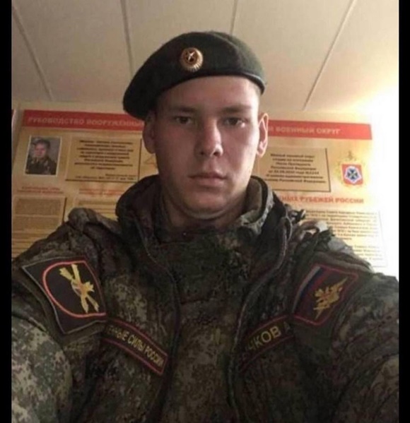 사진 = 지난해 영아성폭행 혐의로 체포된 뒤 우크라이나인들에 의해 SNS에 신상이 유포된 알렉세이 비치코프의 모습 / NEXTA Twitter / 잔학해지는 러시아… 우크라 군·민간인에 자국민까지 고문