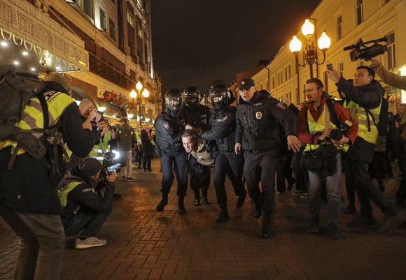 사진 = 지난해 모스크바에서 열린 동원령 반대 시위에서 시위 참가자가 경찰에 의해 끌려가고 있다 / EPA / 연합뉴스