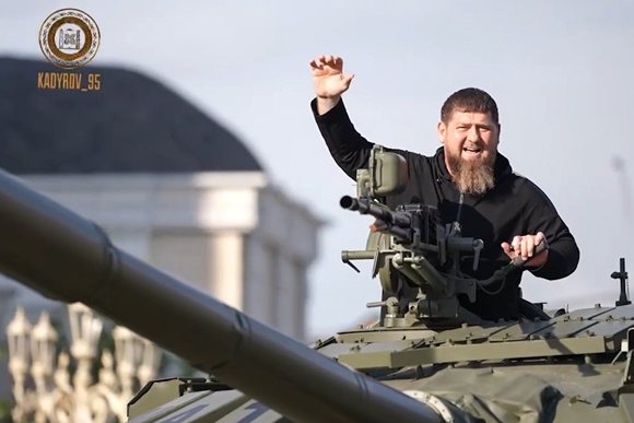 사진 = T-72 탱크에 탄 체첸공화국 수반 카디로프. 체첸군은 지난해에도 우크라이나에서 수많은 전쟁범죄를 저질렀다 / 타스통신 / 연합뉴스