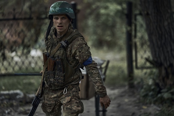 사진 = 탈환한 블라호다트네 마을을 둘러보고 있는 우크라이나 병사의 모습 / AP통신 / 연합뉴스 / 겹겹이 쌓인 '킬 존', 목숨 걸고 전진하는 우크라이나