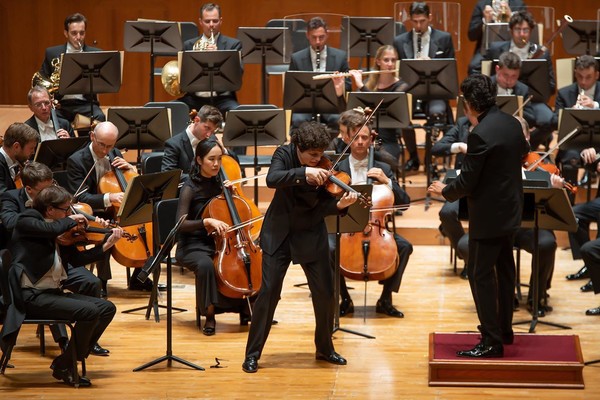 베토벤 바이올린 협주곡에서 하델리히의 더 어둡고 열정적 음색을 들려줬다는데 관객들이 열광했다. 