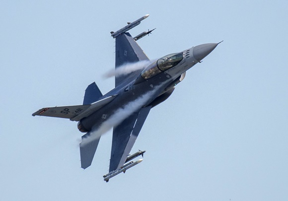 사진 = 독일 공군의 F-16 전투기가 비행하고 있다 / AP=연합뉴스 / NATO, 당분간 우크라 전투기 지원 없다… 우크라 차질 생기나