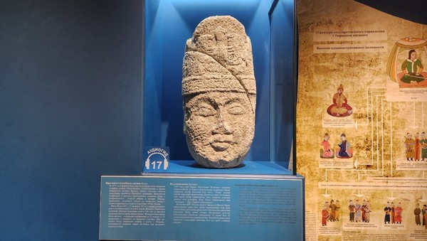쿨 테긴 석두상 (Fragment of a statue of Prince Kul-Tegin, Фрагмент статуи принца Кюль-тегина), 모조품 / 사진=강경민