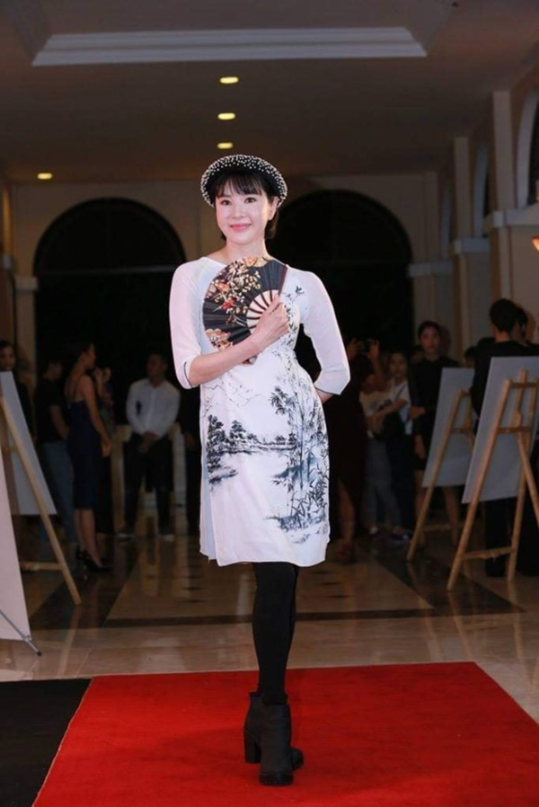 한국 연기 스승님은 혁신적인 드레스와 아오자이가 우아하게 잘 어울린다. (사진 : NVCC)