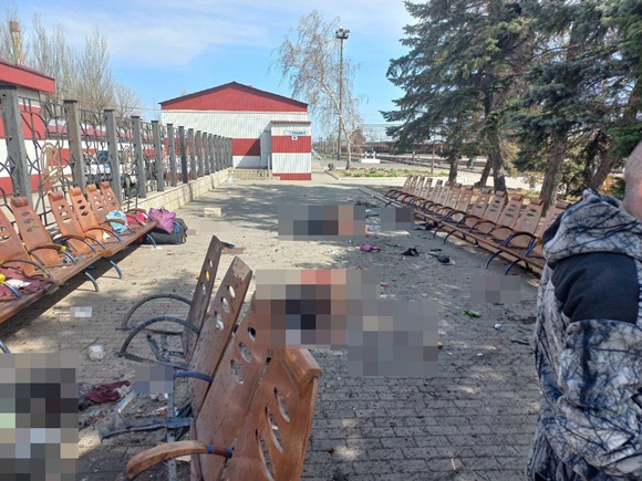 사진 = 러시아의 공격을 받은 크라마토르스크 기차역의 모습. 이날 이곳 역에 떨어진 집속탄으로 158명의 민간인 사상자가 발생했다 / 젤렌스키 대통령 공식 텔레그램 채널