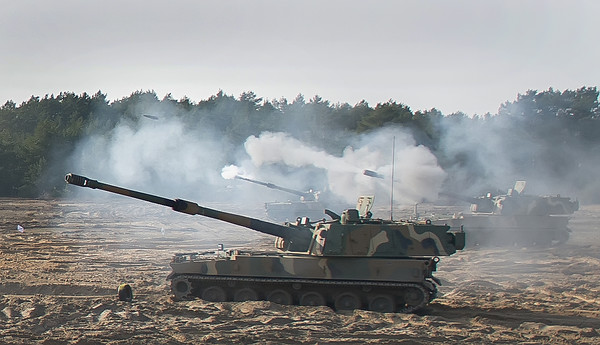사진 = K9 자주포가 폴란드 포병사격장에서 시험사격을 하고 있다. K9 자주포는 집속탄인 155mm K310 항력감소 이중목적 고폭탄 발사에도 사용된다 / 국방부 공식 트위터
