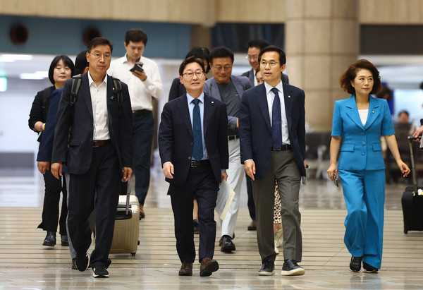 사진=오염수 저지 위해 일본 방문하는 야당 국회의원들 / 연합뉴스