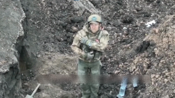 사진 = 러시아 병사가 우크라이나군 드론을 향해 항복 의사를 표시하고 있다 / 우크라이나 국방부 장관 텔레그램 채널 / '대한민국 군무원', '민간인'과 '군인' 상황에 따라 다른 신분 … '보호받을 권리' 어디로?