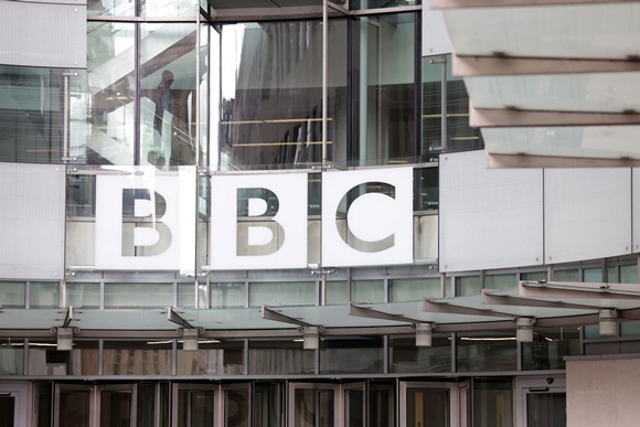 사진 = 영국의 공영방송 BBC의 런던 본사 정문 모습. BBC는 오는 2028년부터 수신료가 폐지될 예정이다 / 로이터=연합뉴스