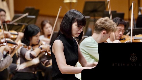 일본계 여류 피아니스트의 확실한 세대교체를 보여준 알리스 사라 오트의 연주장면. (사진 KBS교향악단)