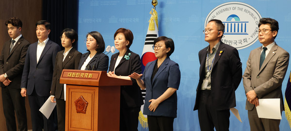 사진=이 장관 탄핵소추 기각에 대해 기자회견 하는 야당 의원들 / 연합뉴스