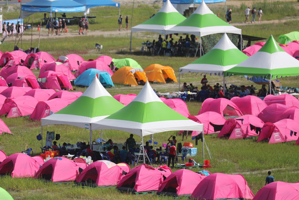 사진=새만금 세계스카우트잼버리 참가자들이 4일 전북 부안군 잼벼리 야영장 내 텐트 그늘에 모여있다 / 제공= 연합뉴스