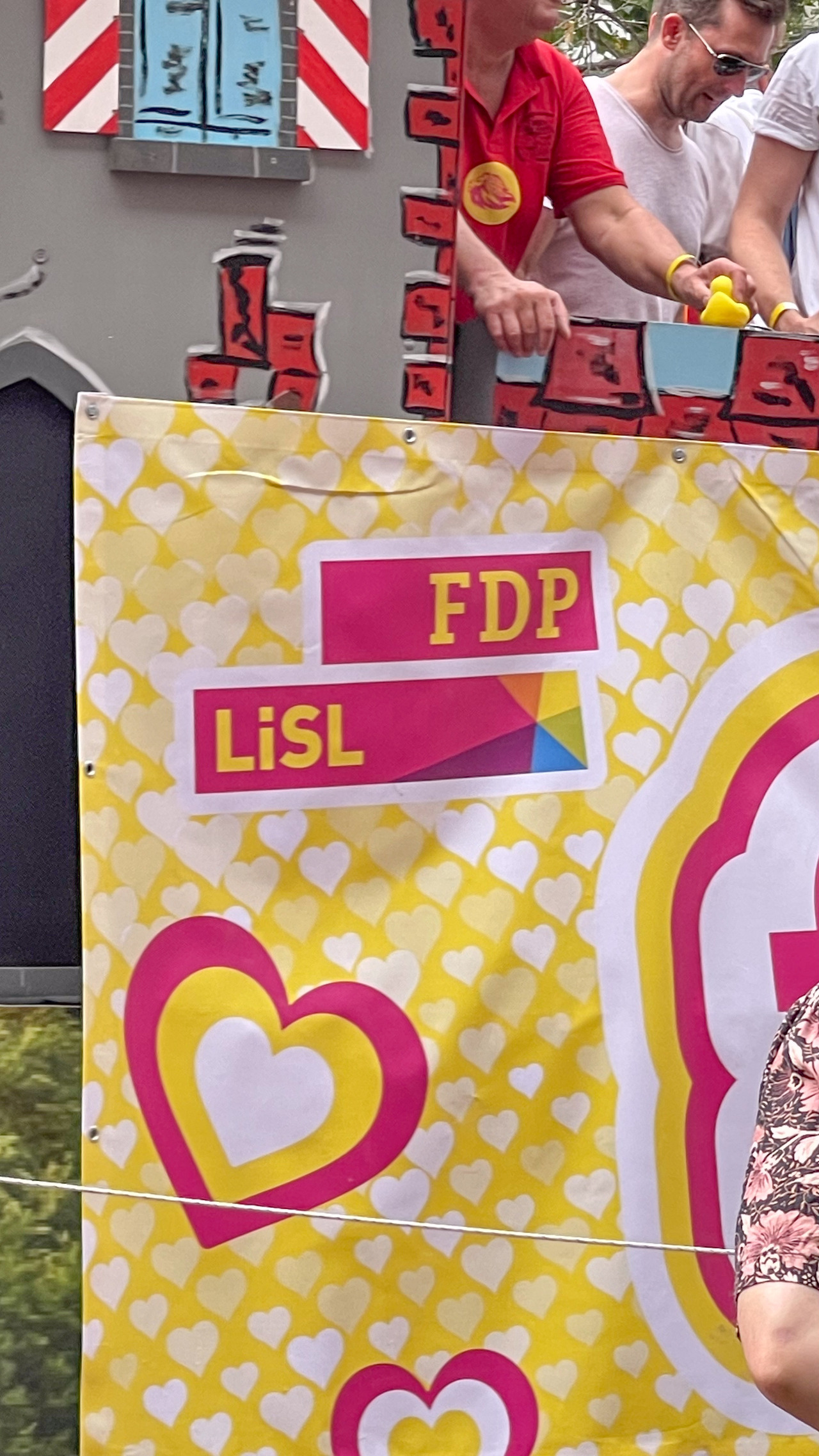CDU와 FDP는 독일의 대표적인 보수정당이다. 이들의 집회참여가 위선적이라는 비판도 있다.
