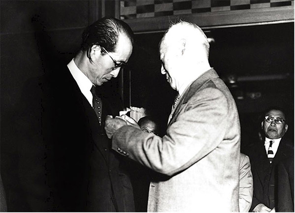 한국을 떠난 지 25년 만인 1955년 4월 이승만 대통령의 80회 생일 축제를 위한 특별초청으로 귀국한 작곡가 안익태. 이 대통령은 그에게 한국 최초의 문화포장을 수여했다.