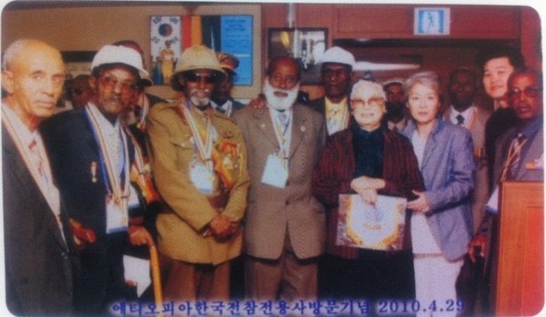 2010 에티오피아 참전용사와 기념촬영 (사진 남궁 은) 사진 왼쪽 두번째 차 다비드, 세번째 조수경 대표)