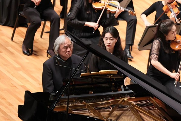 SAC페스티벌오케스트라와 거장의 짐을 내려놓은 모차르트 피아노협주곡 제26번 K.537 "대관식"을 협연하고 있는 '건반위의 구도자' 피아니스트 백건우. (사진: SAC)