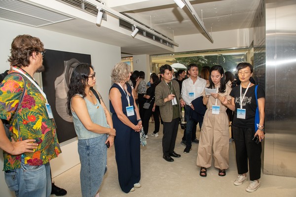 한국미술 차세대 유망작가 13인의 작품을 감상하고 있는 해외 미술계 인사들 (사진 = 예술경영지원센터 제공)