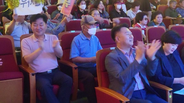 사진 왼쪽  허인구 전 G1사장 , 제일 앞열 노용호 국회의원이 흥겹게 박수를 치고있다.