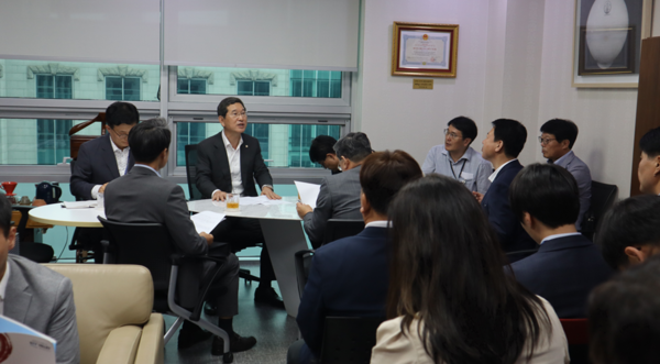 [사진 = 국회의원 김학용 의원실] 제4차 유천·송탄 상수원보호구역 개혁을 위한 연석회의