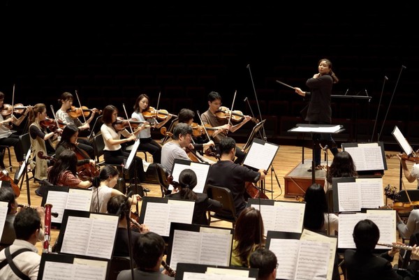 KBS교향악단의 눈에 띄게 변하고 있는 연주력과 여류지휘자로서의 성시연의 성장은 이번 연주회의 또 하나의 덤이다.