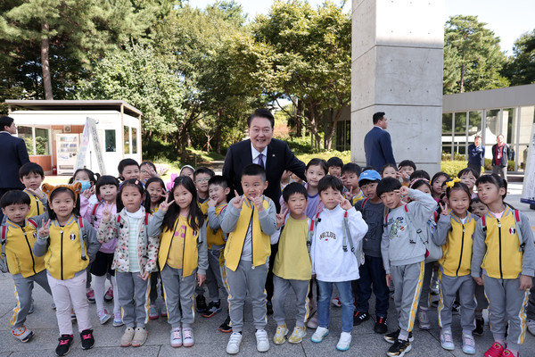 윤석열 대통령이 한글날을 맞아 국립한글박물관을 방문한 어린이들과 기념사진을 촬영하고 있다. (사진 = 연합뉴스 제공)