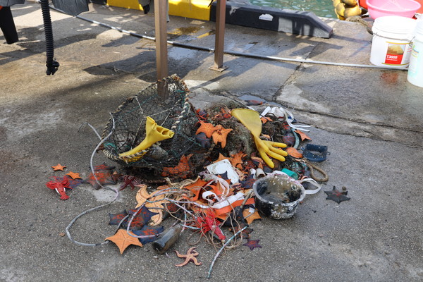 교암항 앞바다에서 수거한 해양쓰레기 / 사진=경중연 광명진흥회