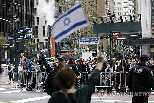 사진=미국 뉴욕에서 8일 각각 열린 친이스라엘 시위와 친팔레스타인 시위/연합뉴스