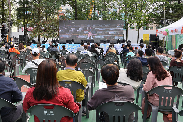 8일 오후 익산시 영등공원에서 열린 제25회 한국청소년영화제 기념 '축복&축제' 행사에서 청소년 영화 '예쁜상처' 시사회가 진행되고 있다. [사진=익산키퍼트리]