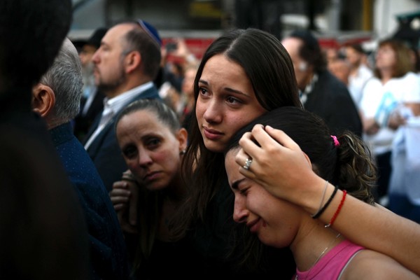 [이스라엘 팔레스타인분쟁] 팔레스타인 무장단체 하마스의 10월 7일 이스라엘에 대한 충격적인 공격 이후 2023년 10월 9일 부에노스아이레스에서 열린 이스라엘 국민을 지지하는 집회에서 한 여성이 울고 있다. / 사진 = 연합뉴스 제공